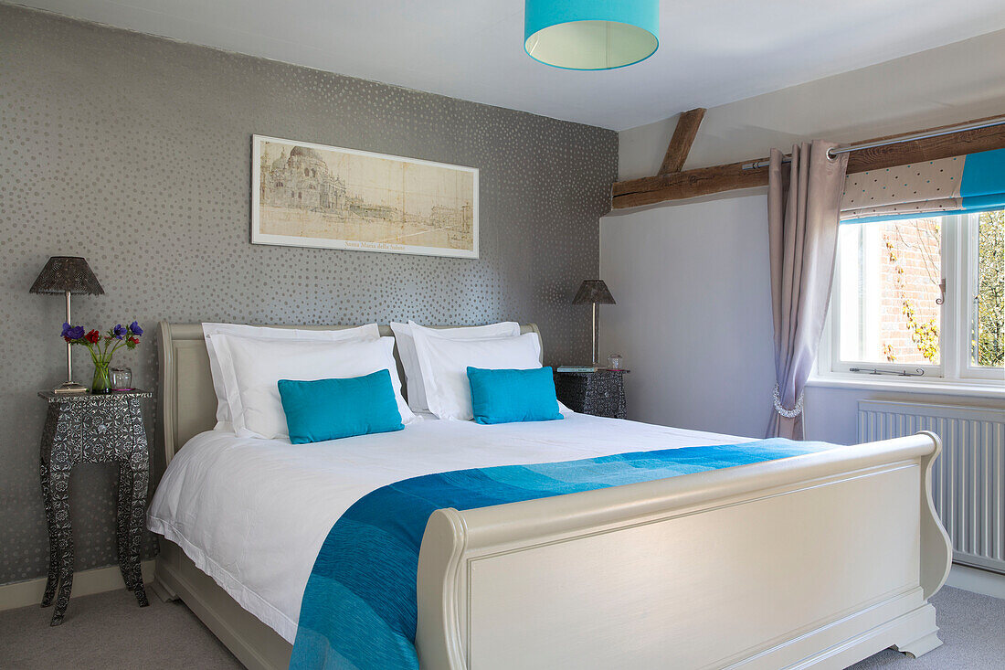 Hellblaue Stoffe auf Doppelbett mit eingelegten Tischen in Sandhurst Landhaus Kent England UK