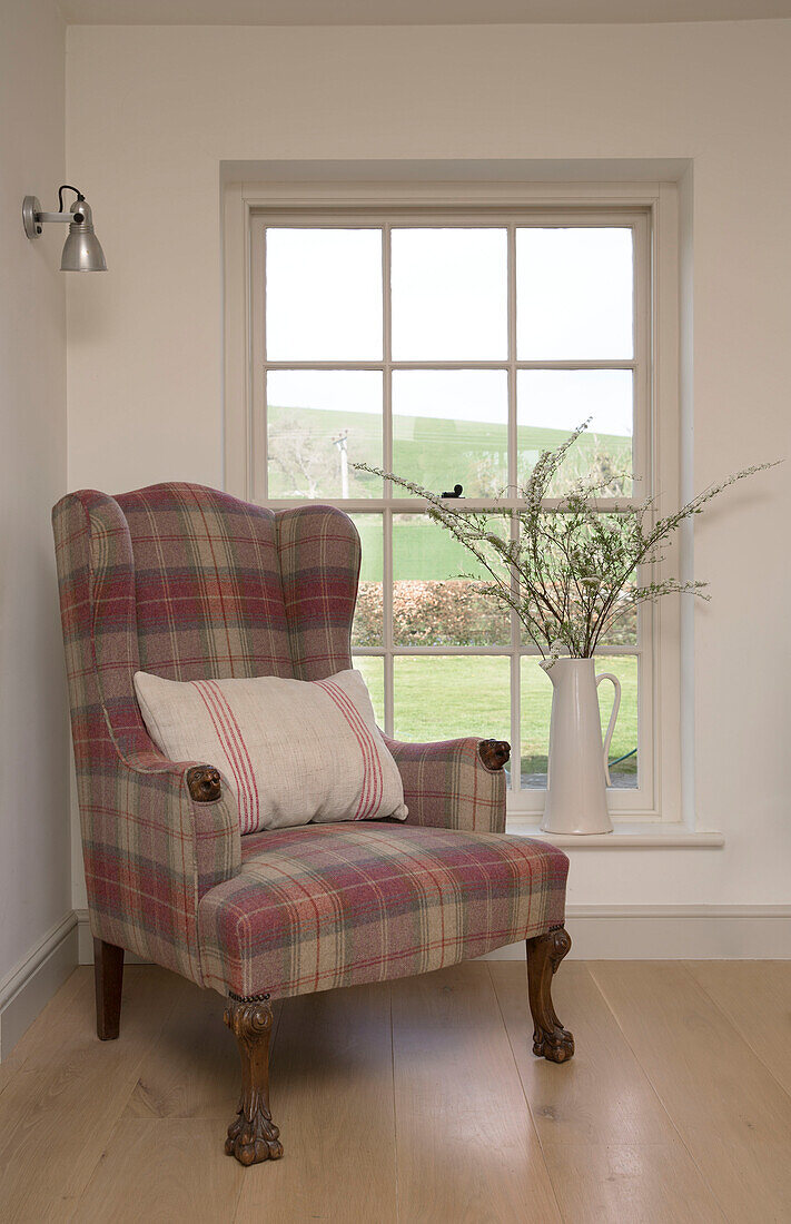 Schottenkaro-Sessel am Fenster des East Dean Bauernhauses in West Sussex UK