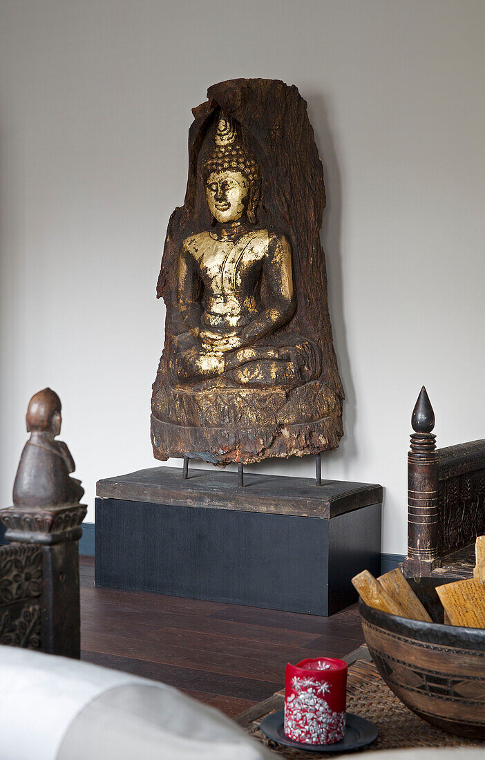 Geschnitzte Buddha-Statue in einem Haus in London, England, UK