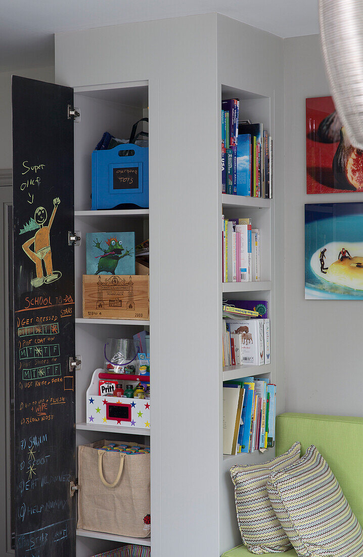 Aufbewahrungslösung für Kinderspielzeug und Bücher in einem modernen Haus in London, England, UK