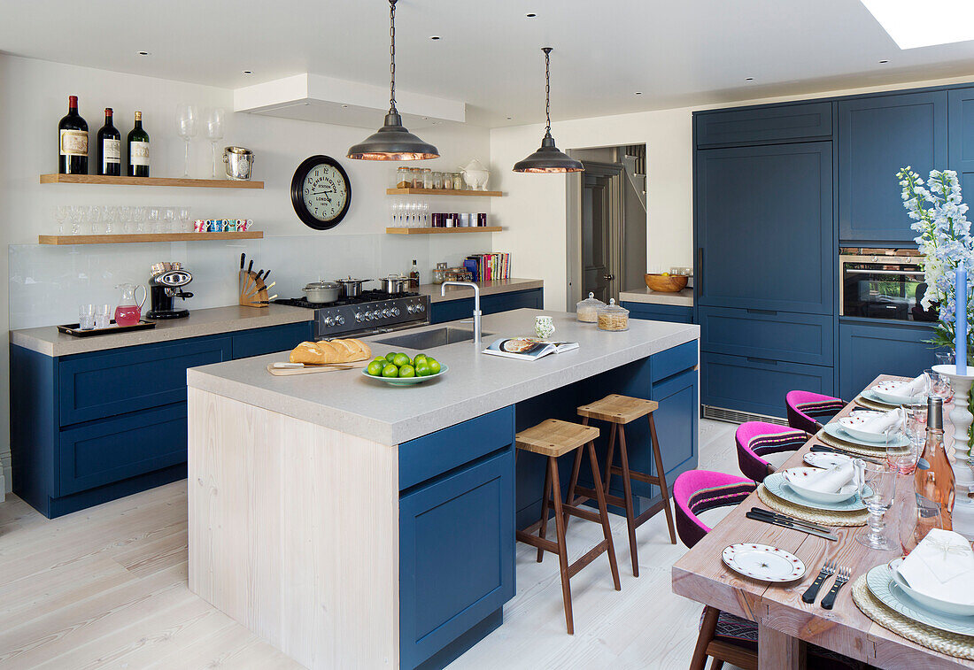Offene Esszimmerküche mit blauem Anstrich in einem modernen Haus in London, England, UK