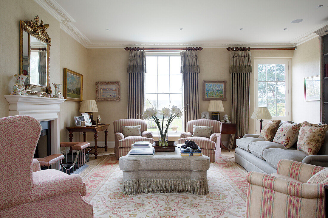 Hellrosa und graue Möbel mit Fransenhocker im Wohnzimmer in Pewsey, Wiltshire, England, Vereinigtes Königreich