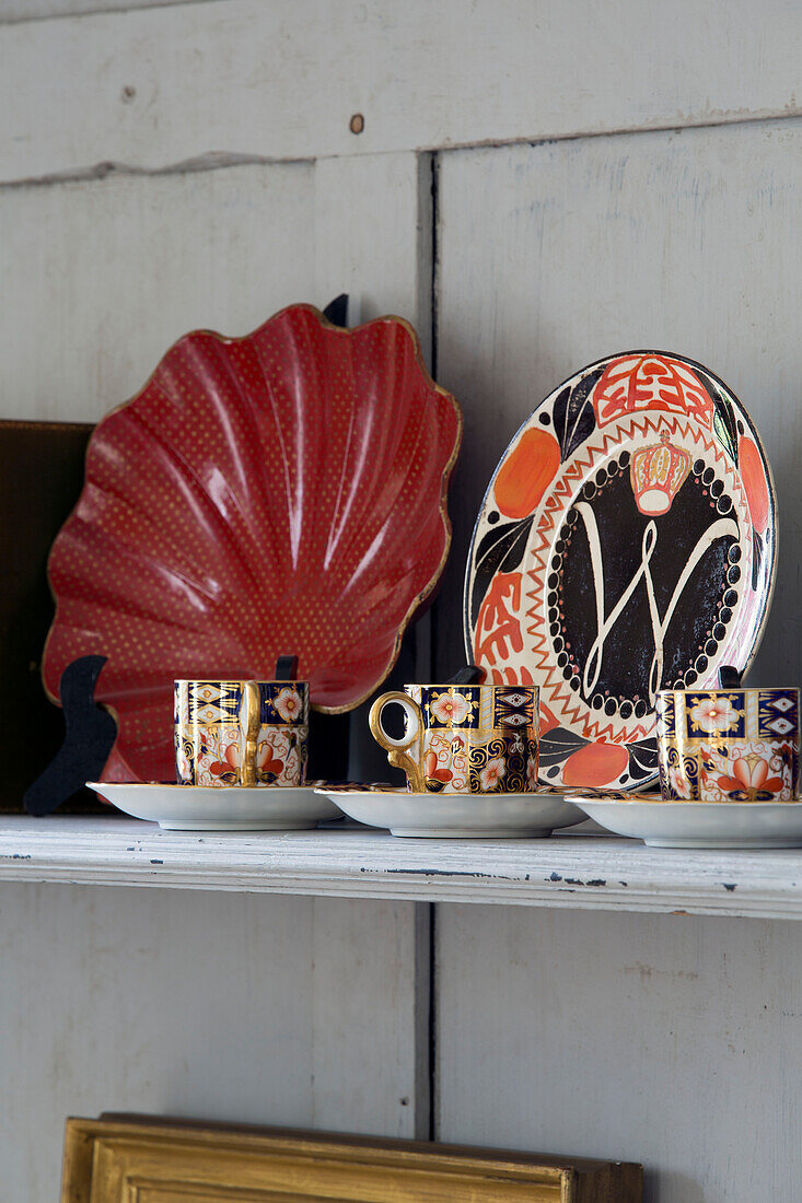 Dekorative Vintage-Keramik auf einem Regal in einem Landhaus in Pewsey, Wiltshire, England