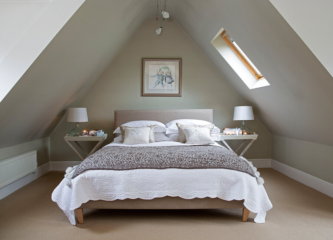 Doppelbett im Dachgeschoss mit Oberlicht Chobham home Surrey England UK