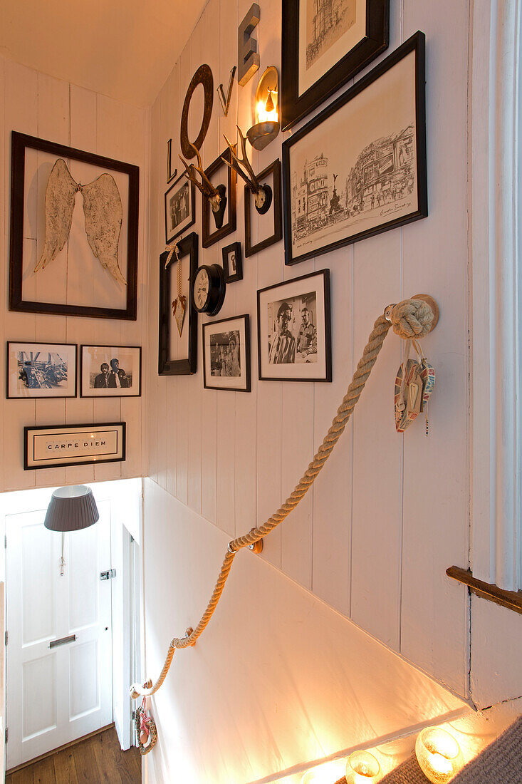 Gerahmtes Kunstwerk über Seilhandlauf im Treppenhaus eines Hauses in Surrey, England, UK