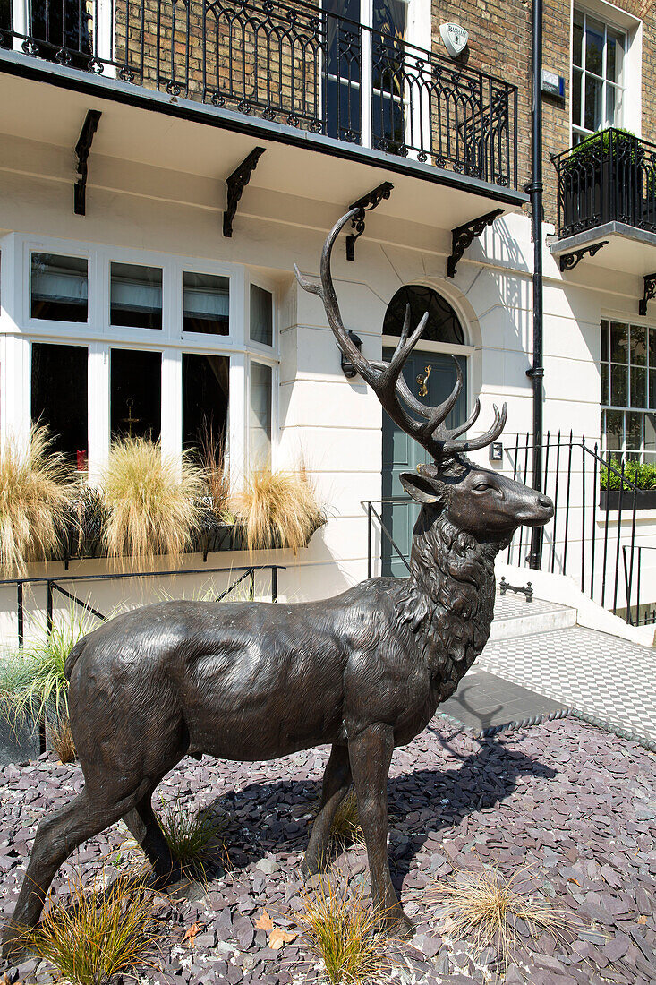 Statue eines Hirsches vor einem Londoner Stadthaus England UK