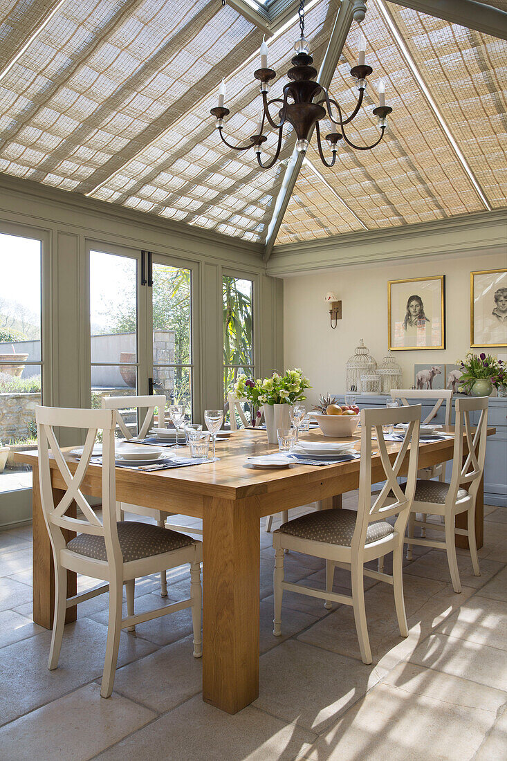 Sonnenbeschienenes Wintergarten-Esszimmer im Landhaus in Warminster, Wiltshire, England, Vereinigtes Königreich