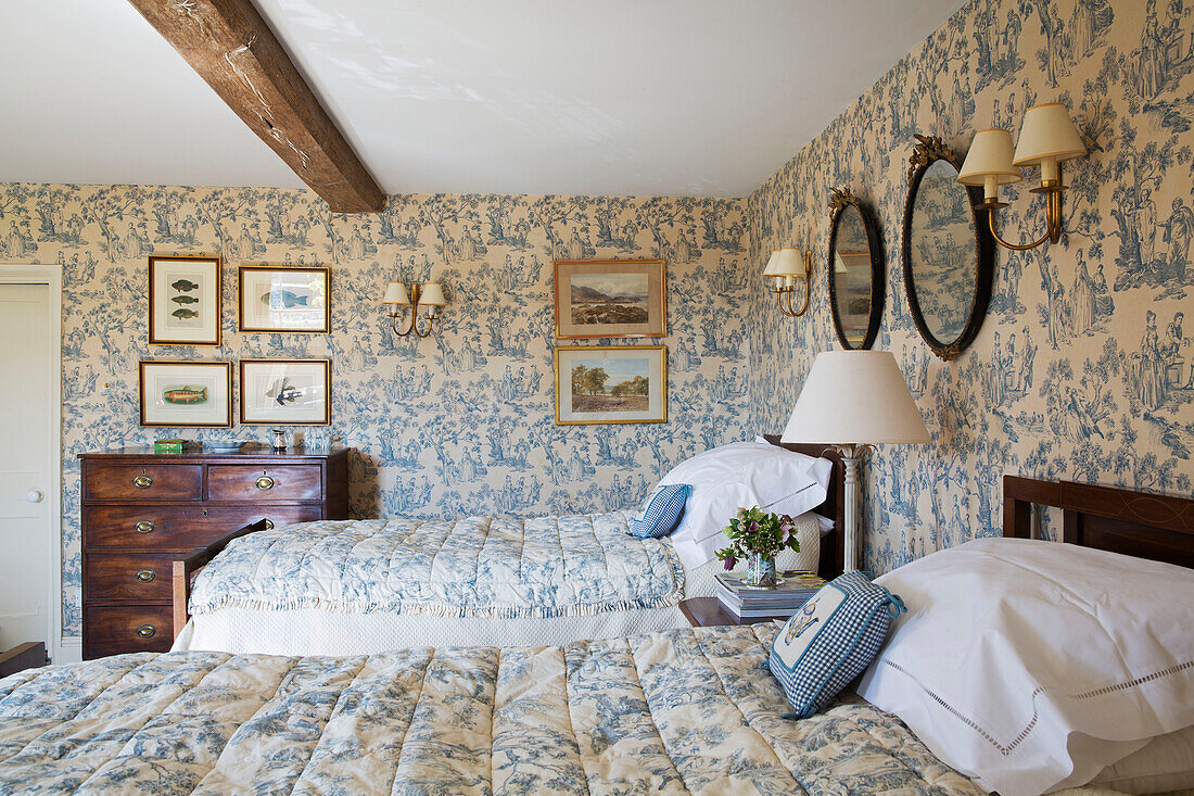 Zweibettzimmer mit Toile de Jouy in einem Landhaus in Warminster, Wiltshire, England, Vereinigtes Königreich