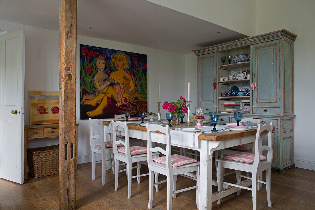 Esstisch und Stühle mit Küchenkommode in einem Landhaus in Sussex England UK
