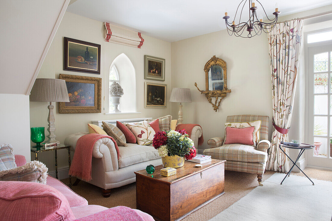 Sofa und Sessel mit hölzernem Deckenkasten im Wohnzimmer in Dorset England UK