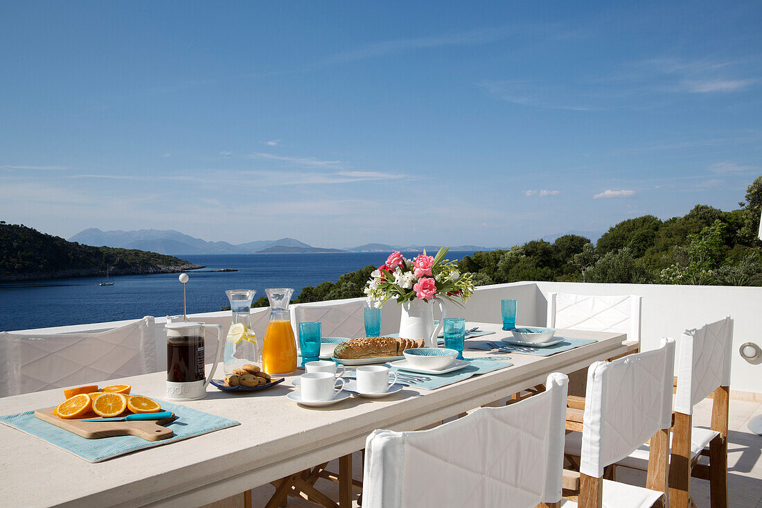 Frühstückstisch auf der Terrasse einer griechischen Villa auf der Insel Ithaka mit Blick auf das Ägäische Meer
