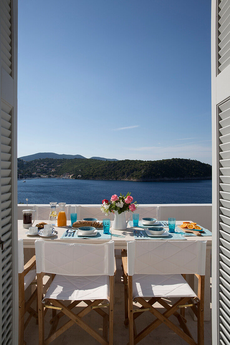 Sonnenbeschienene Terrasse mit Blick auf das Ägäische Meer in einer griechischen Villa auf der Insel Ithaka