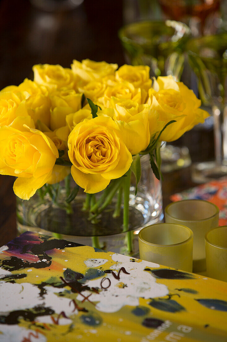 Gelbe Rosen in einem Londoner Stadthaus (UK)