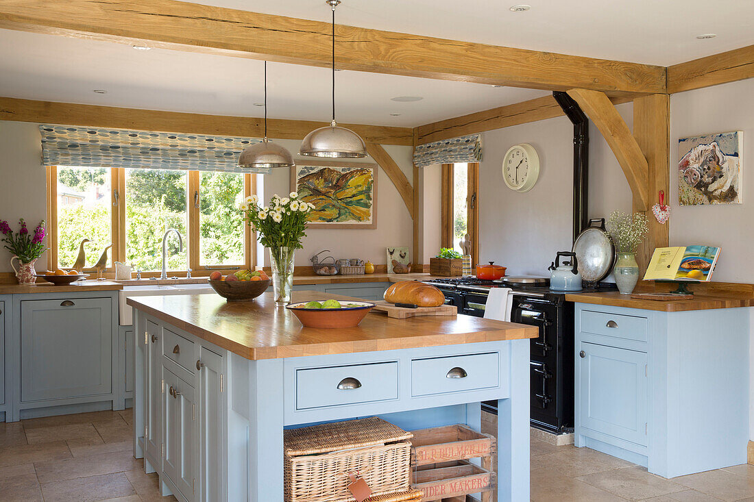 Hellblaue Kücheninsel in einer Küche mit Holzrahmen in Surrey, England UK
