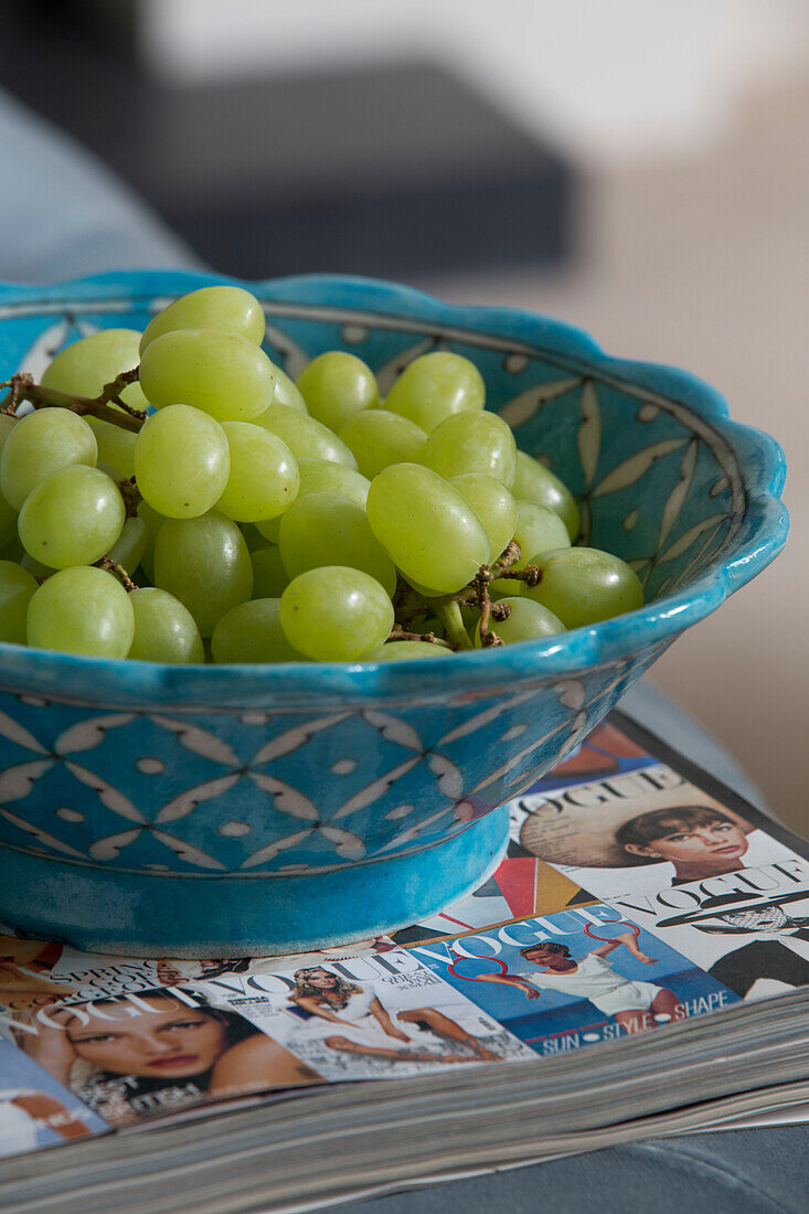 Schale mit Weintrauben auf Zeitschriften in einem Londoner Stadthaus UK