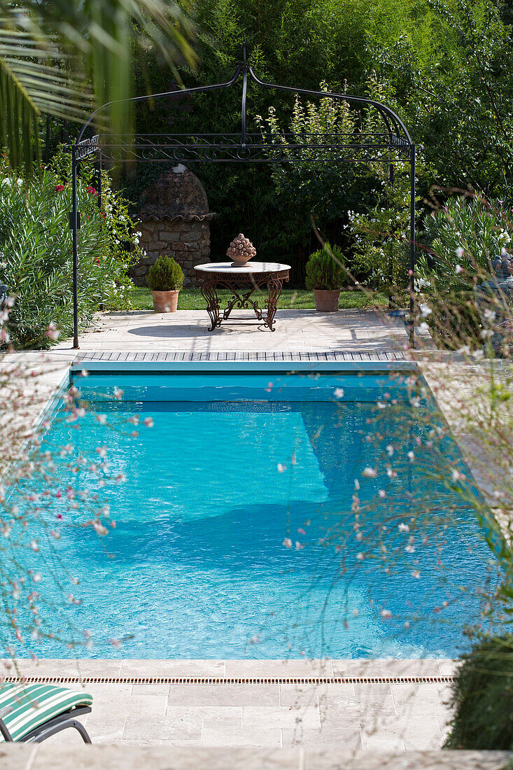 Schwimmbad im Garten eines Bauernhauses in Var in der Provence Frankreich