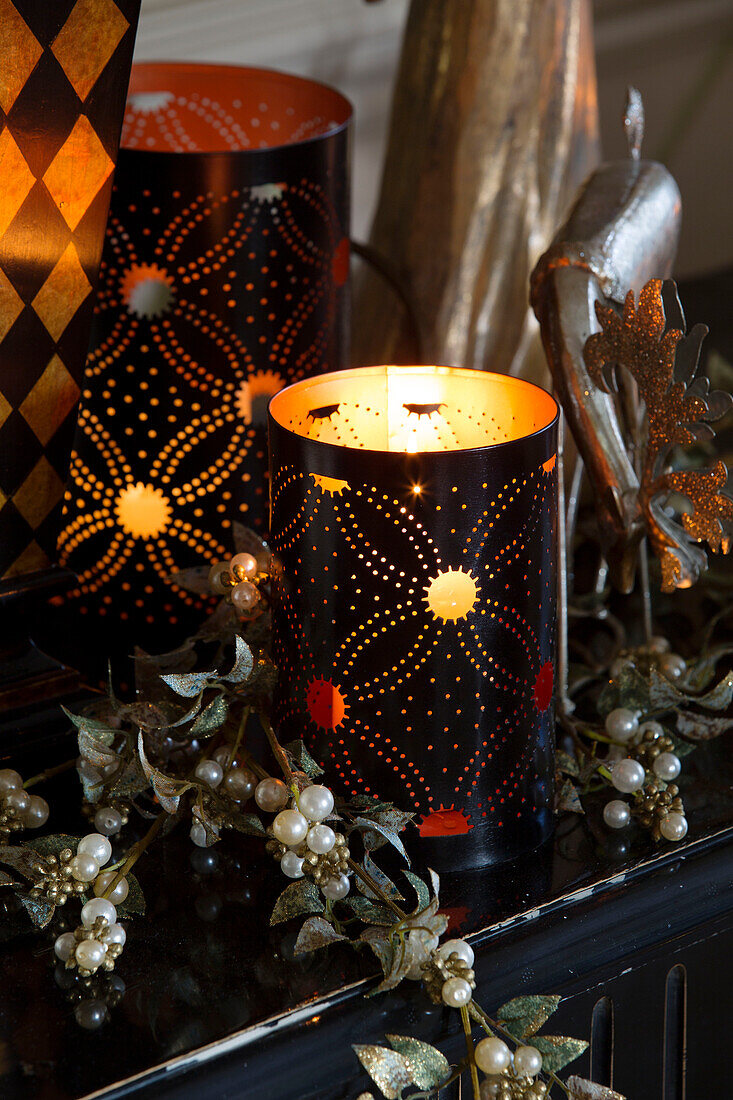 Beleuchtete dekorative Kerzen mit altem Weihnachtsschmuck in einem Haus in Sussex England UK