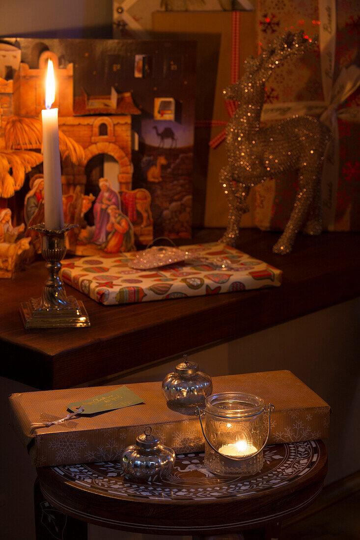 Beleuchtete Kerzen und Weihnachtsgeschenke in einem Londoner Haus England UK