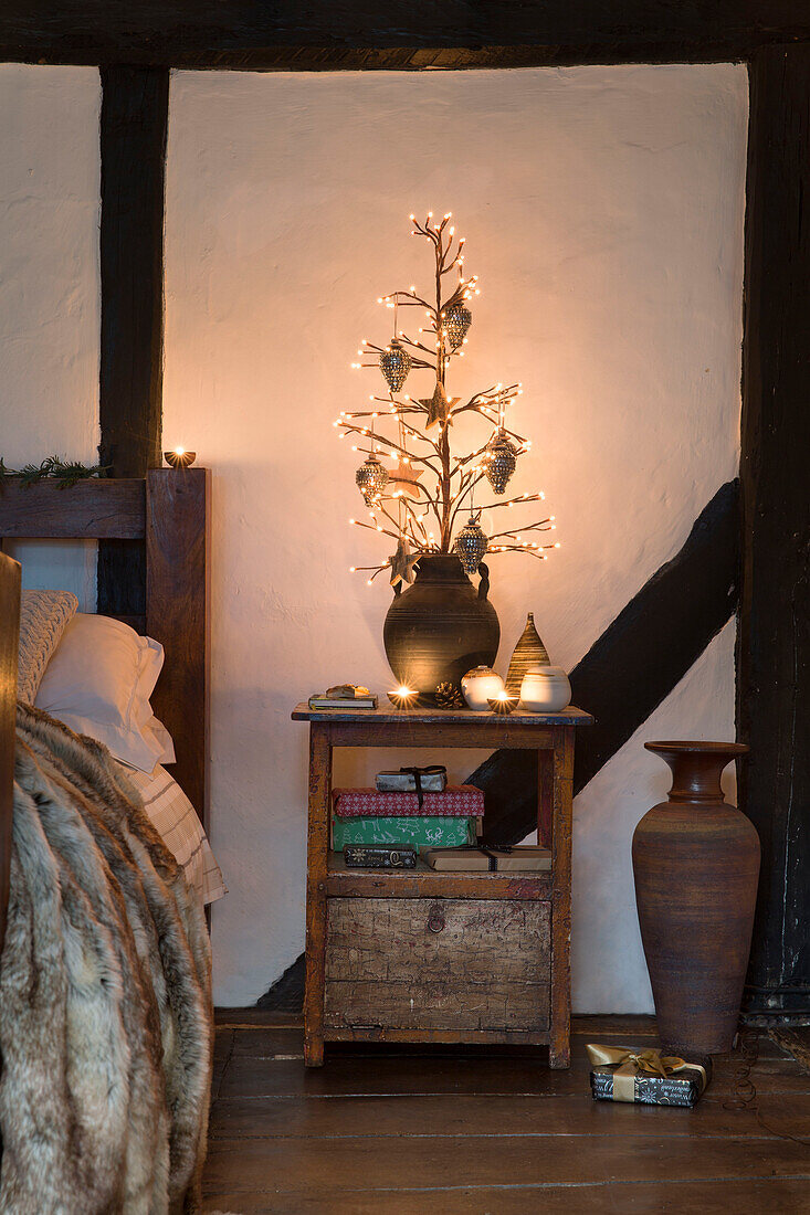 Weihnachtsdekoration auf einem hölzernen Nachttisch in einem Fachwerkhaus in Kent, England, UK