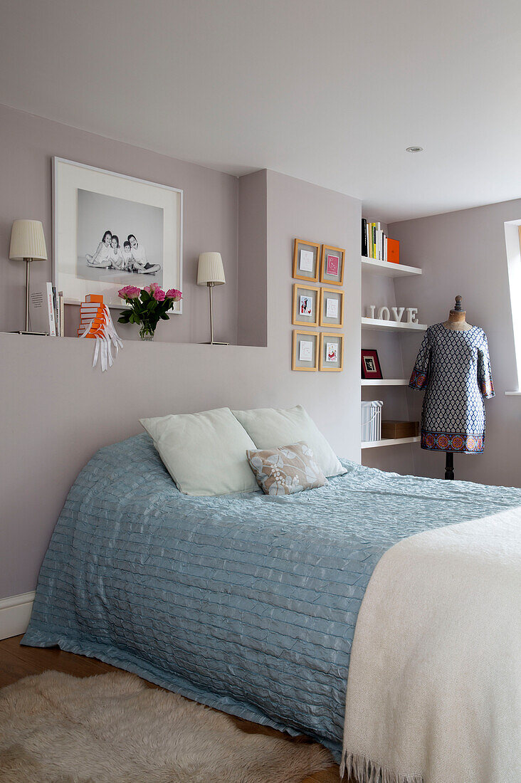 Schneiderpuppe im Einzelzimmer mit hellblauem Bezug in einem Einfamilienhaus in South West London UK