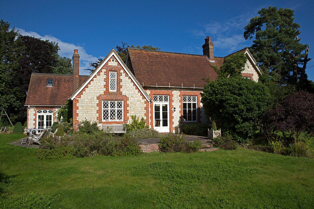 Gartenfassade eines renovierten viktorianischen Schulhauses in West Sussex England UK