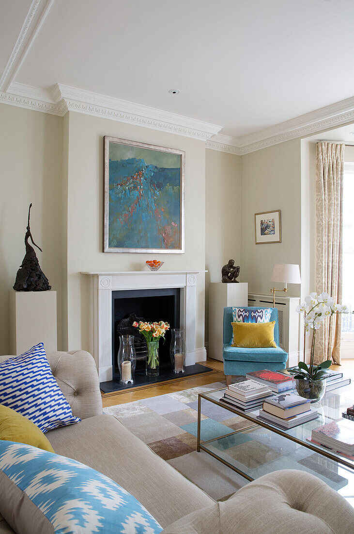 Modernes Kunstwerk über dem Kamin im Wohnzimmer eines viktorianischen Reihenhauses in London England UK