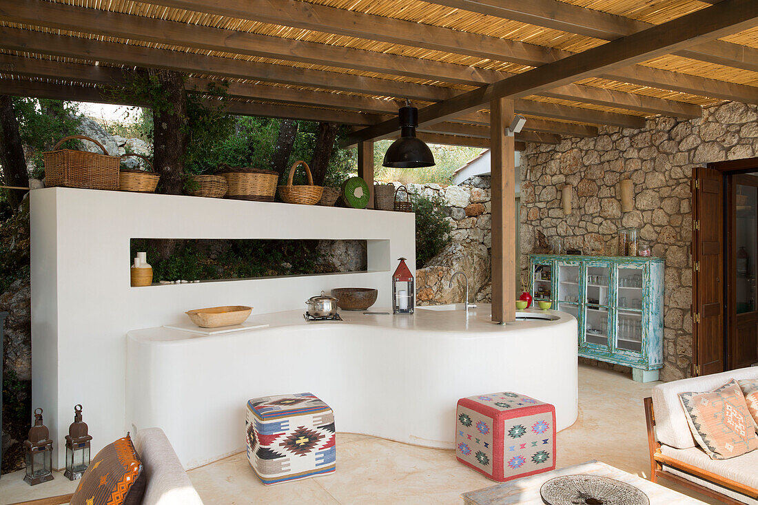 Schattige Außenküche auf der Terrasse einer Villa in Ithaka, Griechenland