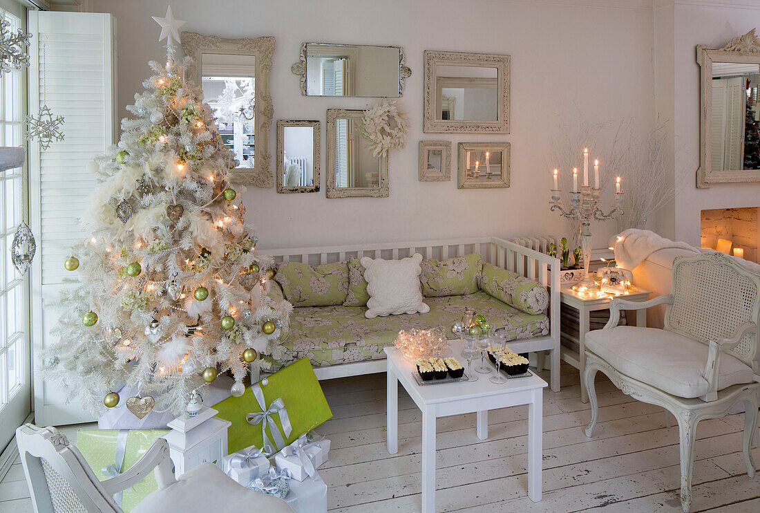 Künstlicher Weihnachtsbaum mit Spiegelsammlung im weißen Wohnzimmer eines Hauses in South London, England, UK