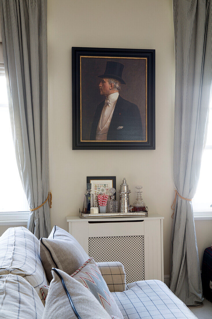 Ölgemälde eines Herrn mit Zylinder im Wohnzimmer eines Londoner Stadthauses UK