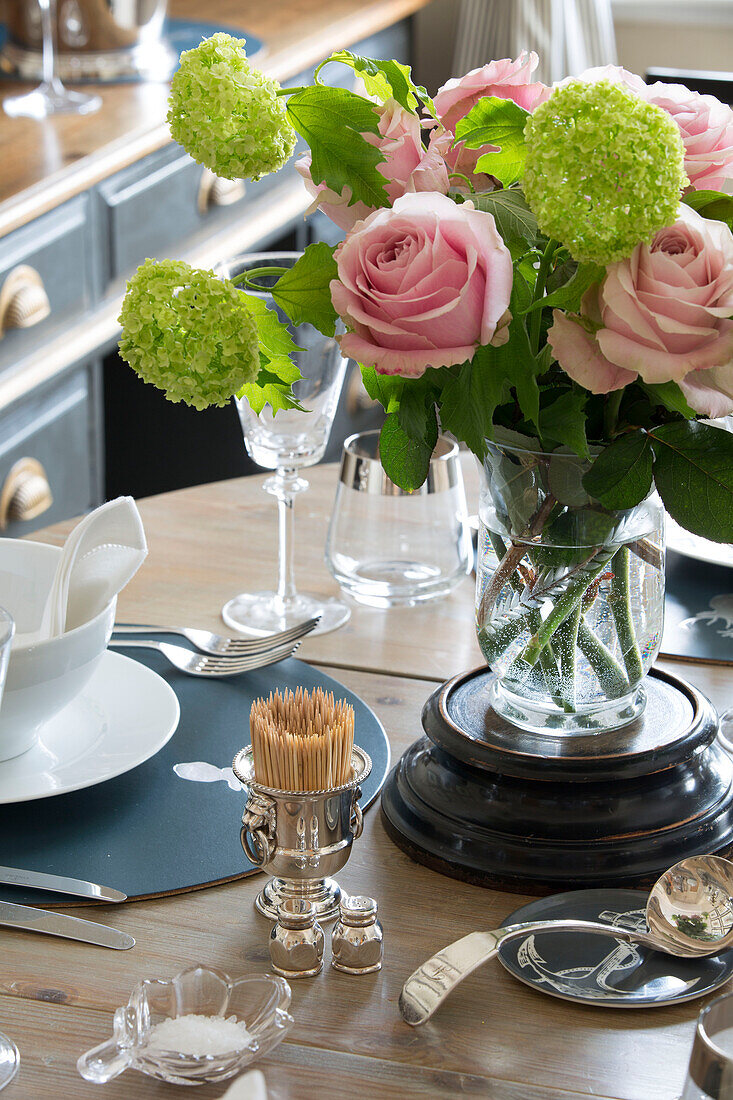 Geschnittene Rosen und Glaswaren mit Zahnstochern auf dem Esstisch in einem Londoner Stadthaus UK