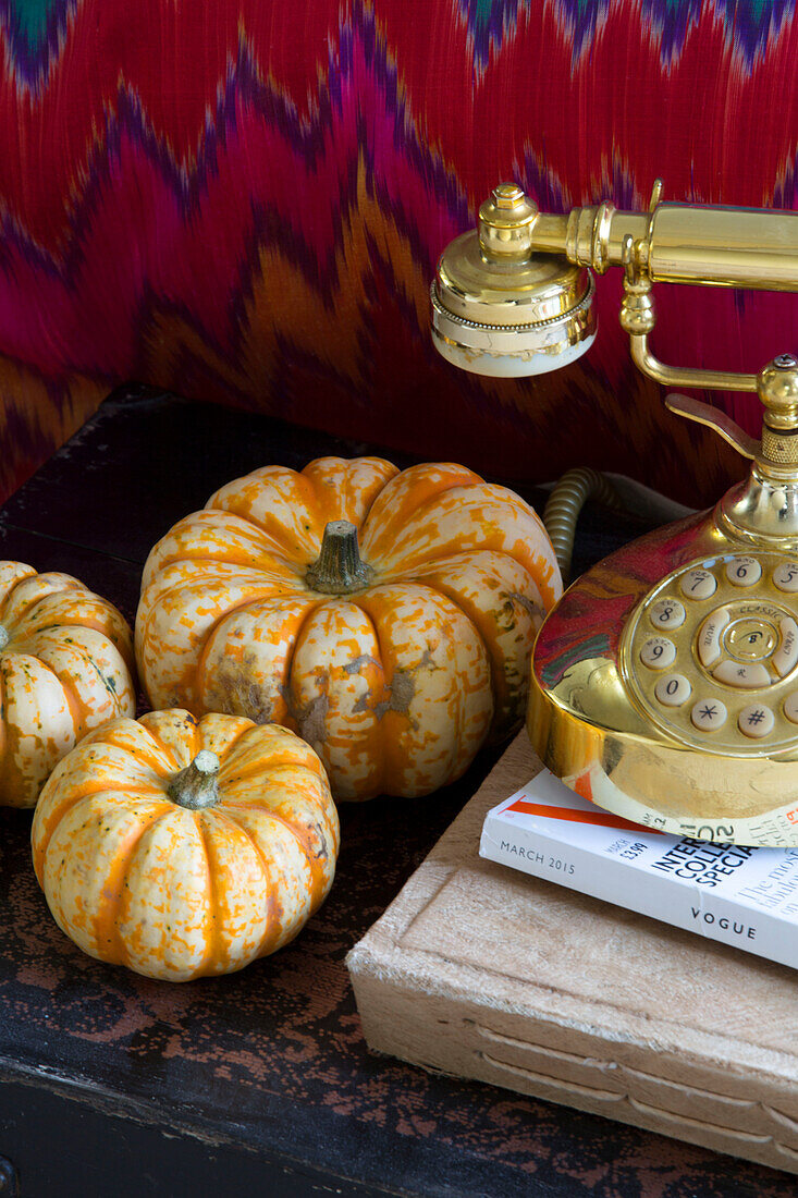 Kürbiskürbisse und ein goldenes Vintage-Telefon in London, England UK