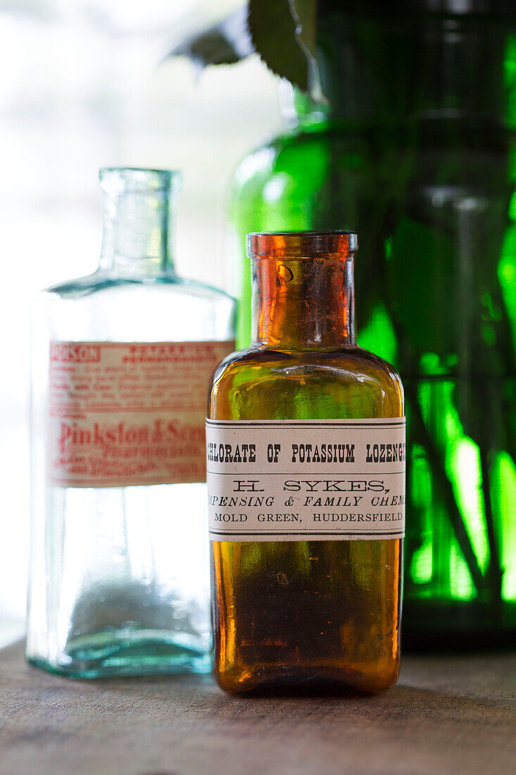 Alte Medizinflaschen in einem Haus in London England UK