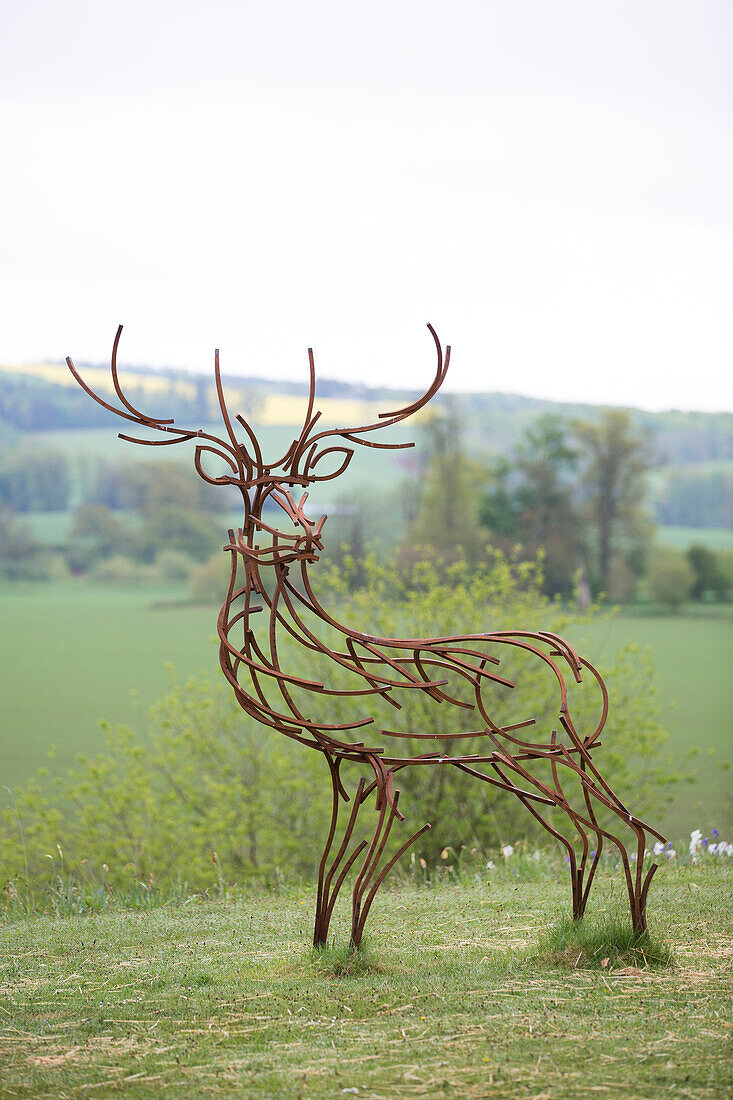 Metallskulptur eines Hirsches mit Geweih auf dem Gelände eines Hauses in Kelso, Schottland, Vereinigtes Königreich