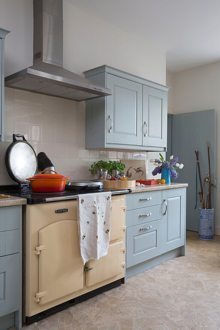 Hellblaue Einbauküche mit Auflaufform auf cremefarbenem Herd in einem Haus in Kelso, Schottland UK