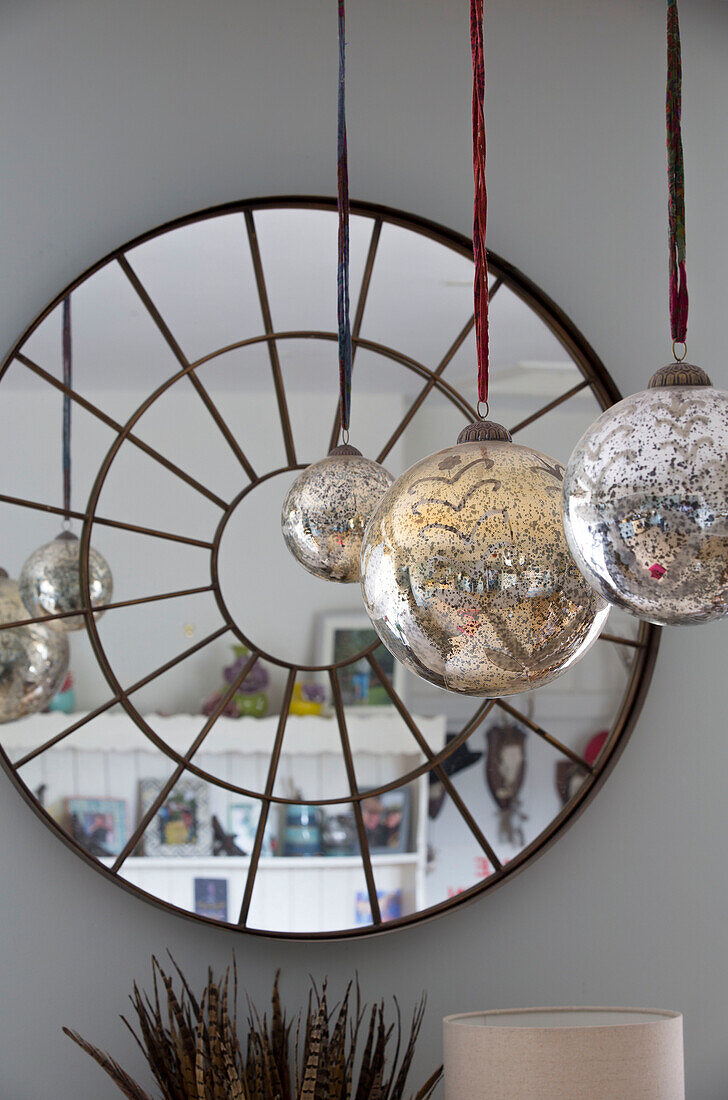 Metallische Kugeln und runder Vintage-Spiegel in einem Haus in Kelso, Schottland, UK