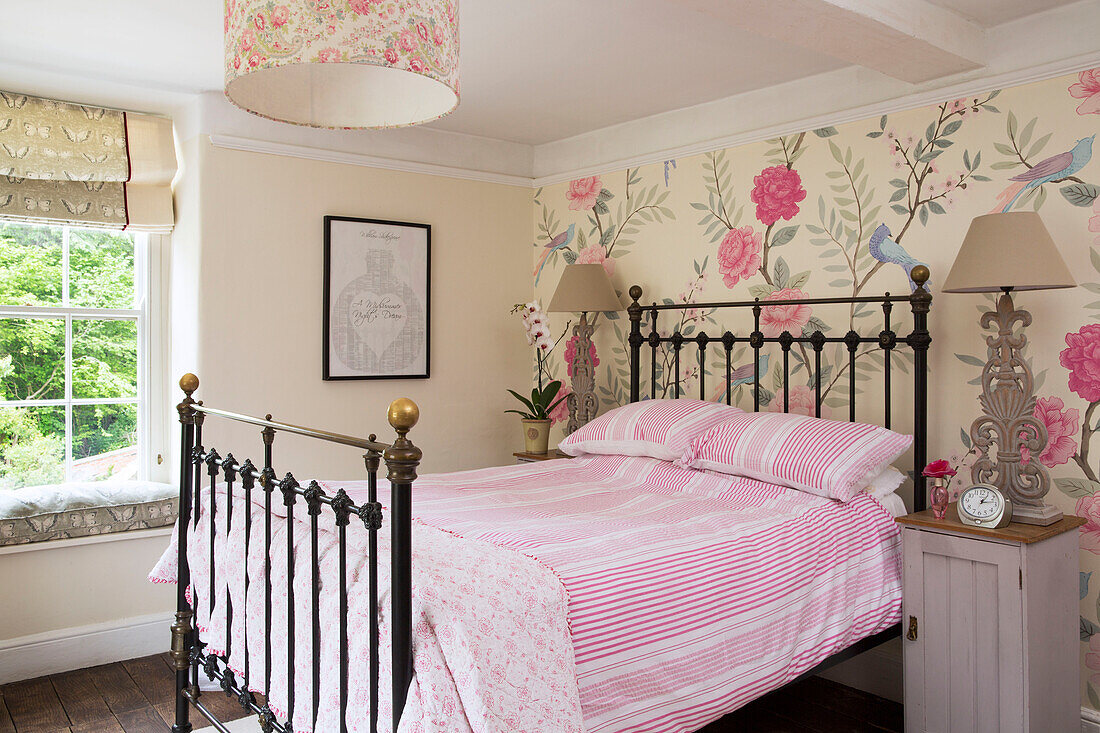 Kontrastierende Muster und ein Bett mit Metallrahmen in einem Haus in Gloucestershire, England, UK