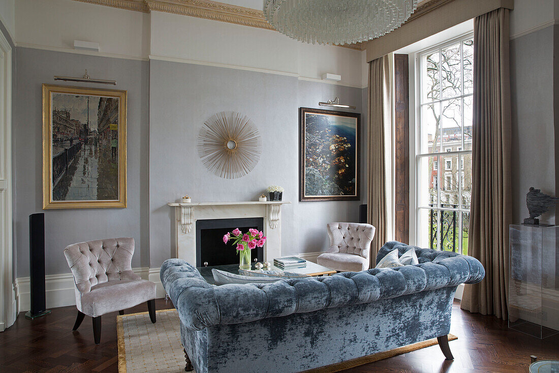 Hellblaues Chesterfield-Sofa aus Samt mit zwei passenden Stühlen im Wohnzimmer eines Londoner Stadthauses, England, UK