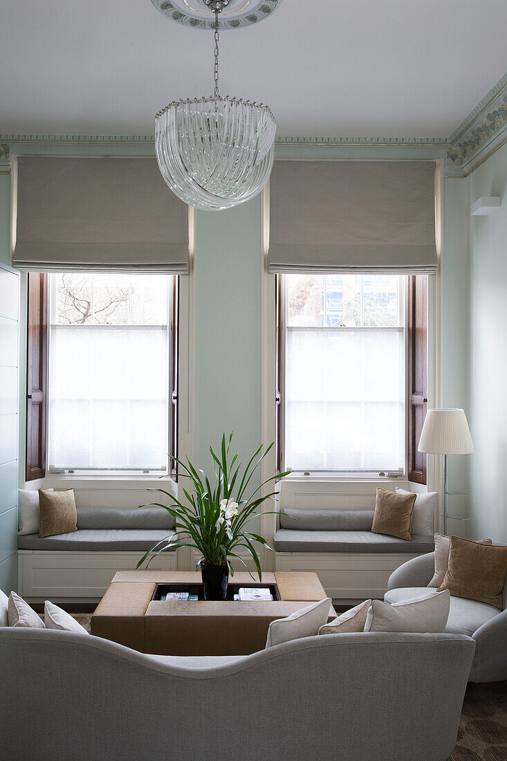 Glaspendelleuchte in neutralem klassischem Wohnzimmer mit Fensterplätzen in einem Londoner Stadthaus England UK