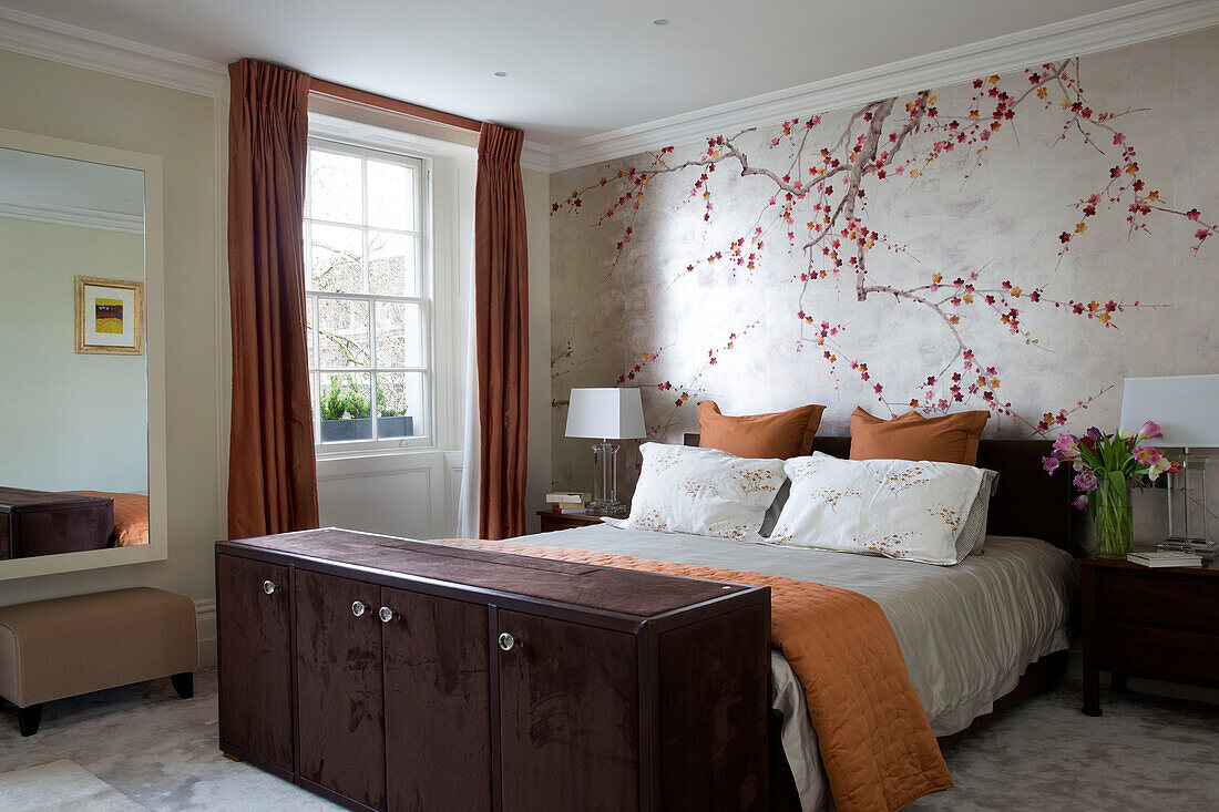 Gebürstete braune Wildlederablage am Fußende des Bettes im Schlafzimmer eines Londoner Stadthauses England UK