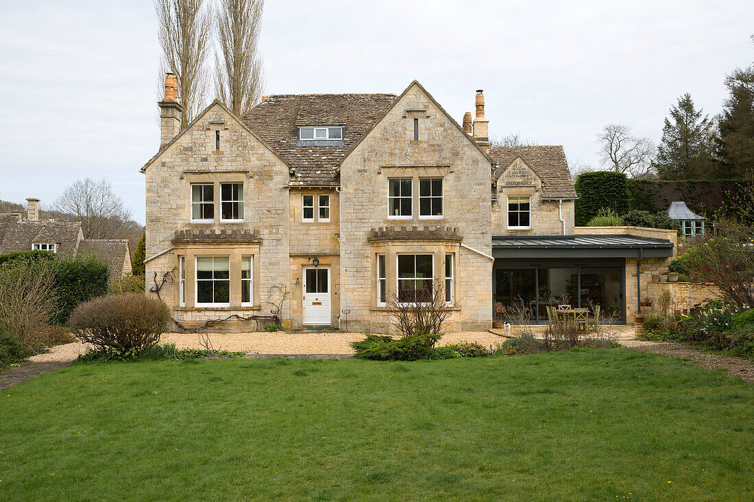 Außenansicht eines Einfamilienhauses aus Stein in Gloucestershire England UK