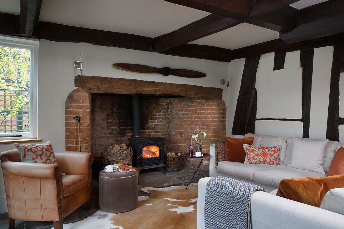 Brauner Ledersessel am Kamin in einem Haus in Worcestershire England UK