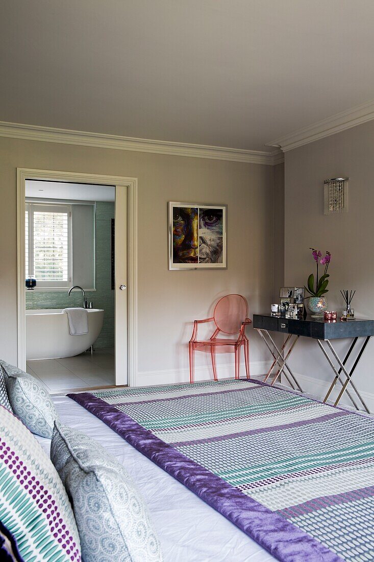 Geisterstuhl und Konsole mit gestreiftem Teppich im Haus in Sussex England UK