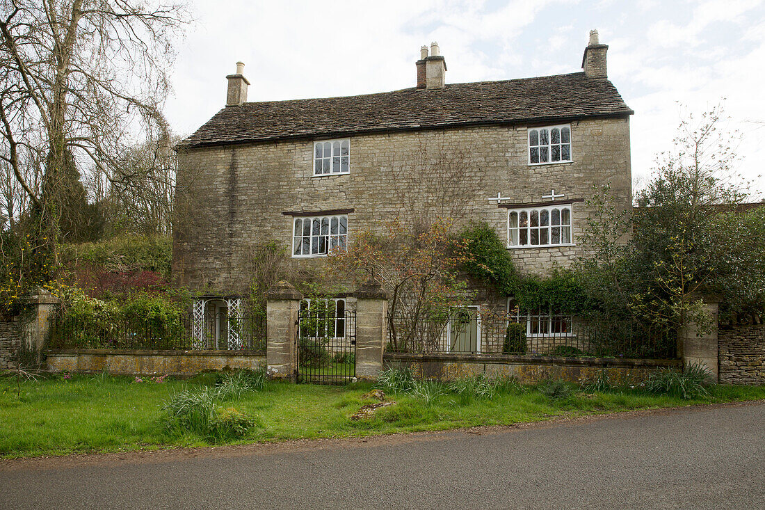 Freistehende Steinfassade eines Bauernhauses in Gloucestershire, England, UK