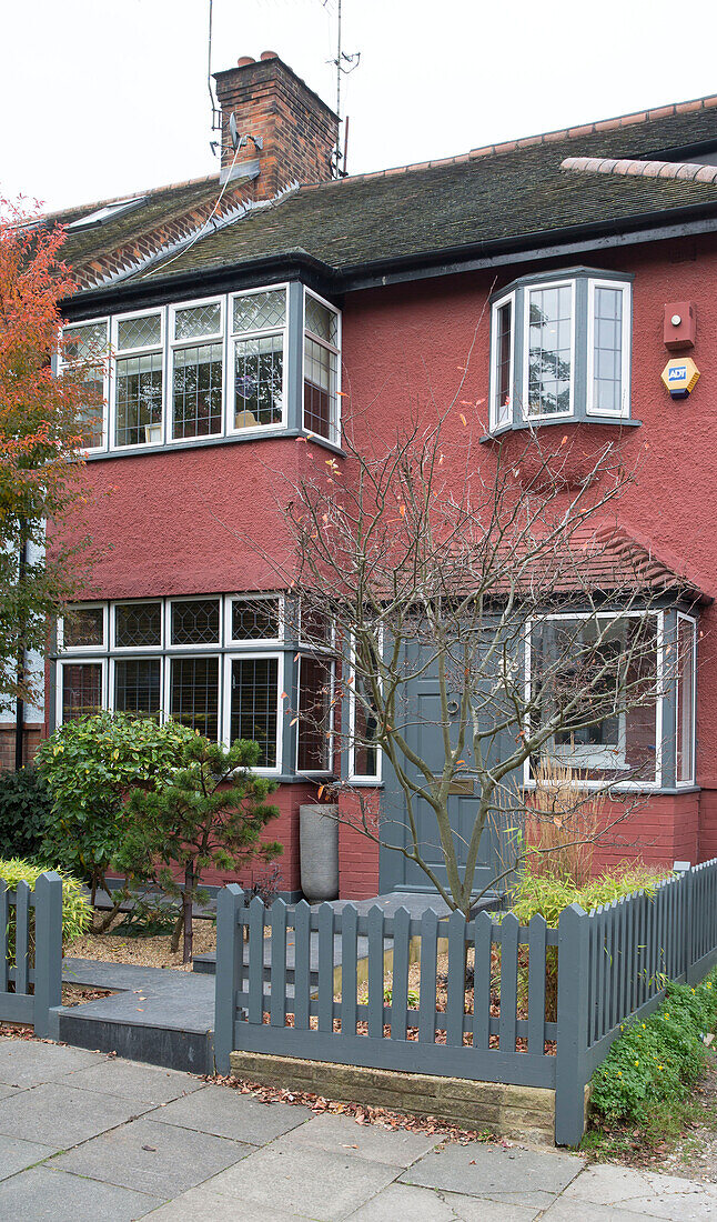 Grauer Lattenzaun um den Vorgarten einer Doppelhaushälfte in London England UK