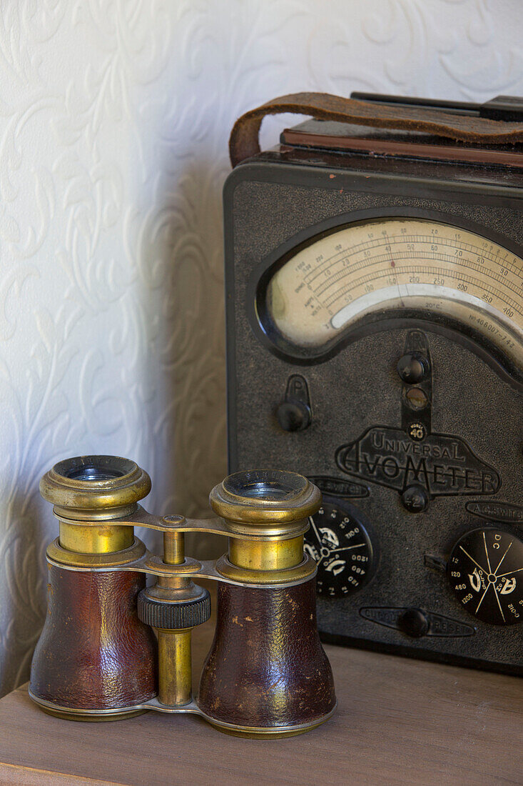Antikes Fernglas und Radio in einem Haus in Yorkshire, England, UK