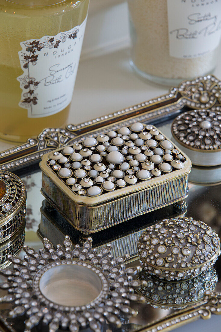Juwelenschatullen und Schmuckkästchen mit duftenden Toilettenartikeln in einem Landhaus in Kent, England, Vereinigtes Königreich