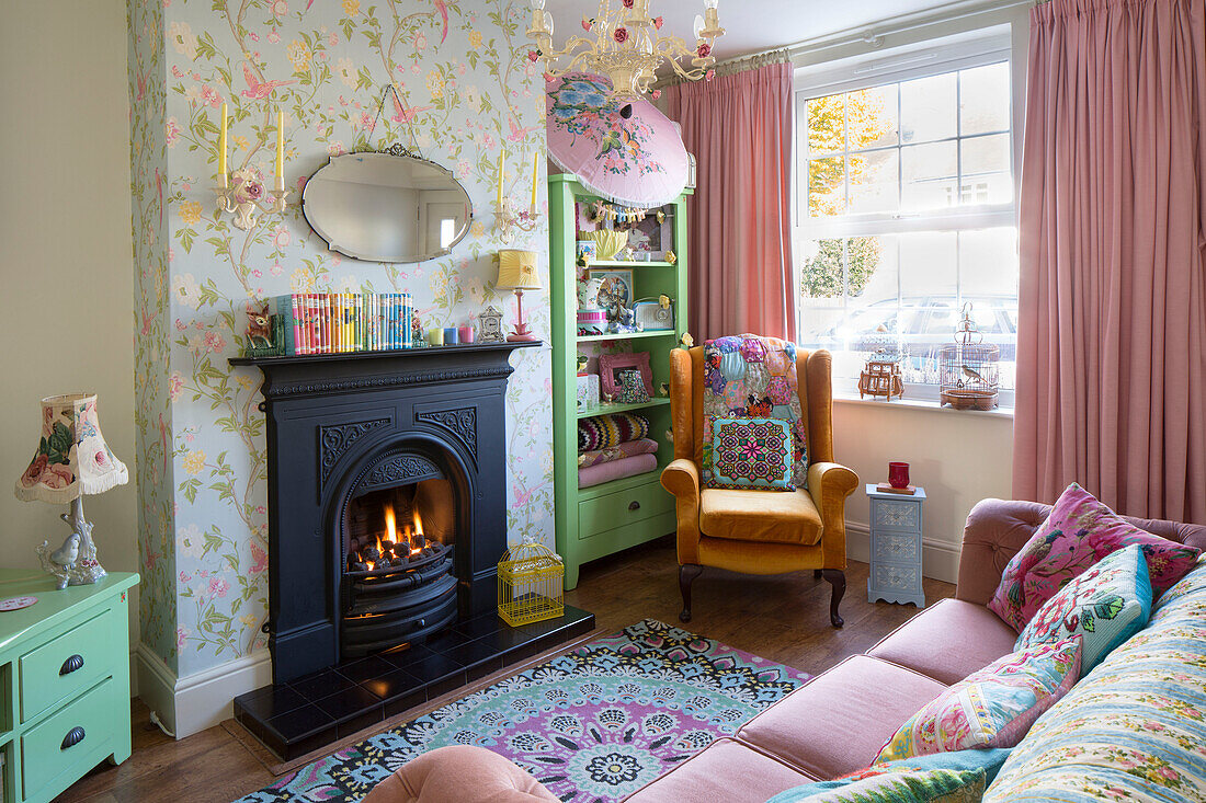 Beleuchtetes Feuer im farbenfrohen Wohnzimmer eines Cottage in Kidderminster Worcestershire, England, UK