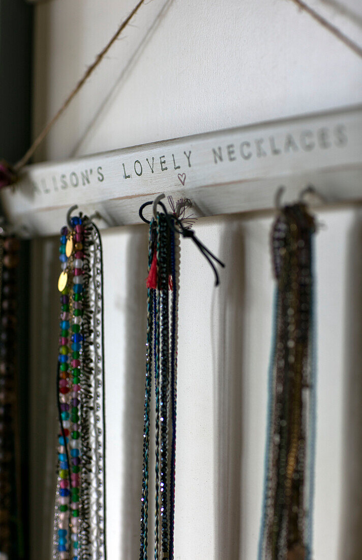 Perlenhalsketten hängen in einem Haus in Cheshire UK
