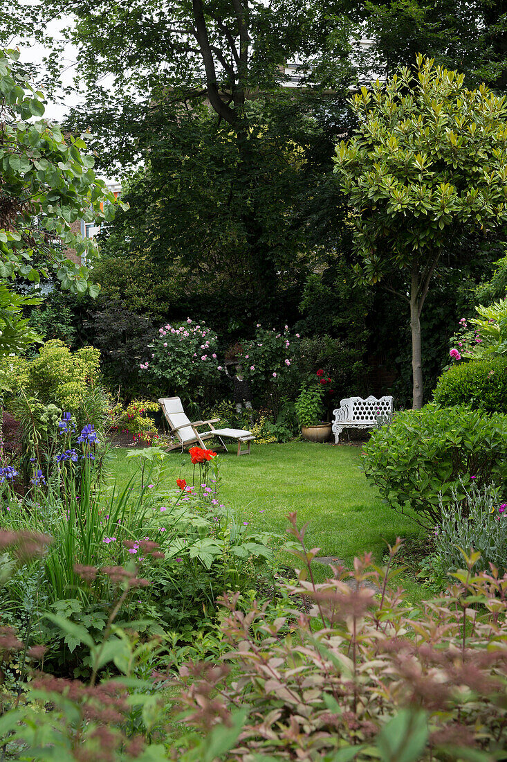 Liegesessel auf dem Rasen im Garten eines Londoner Stadthauses UK