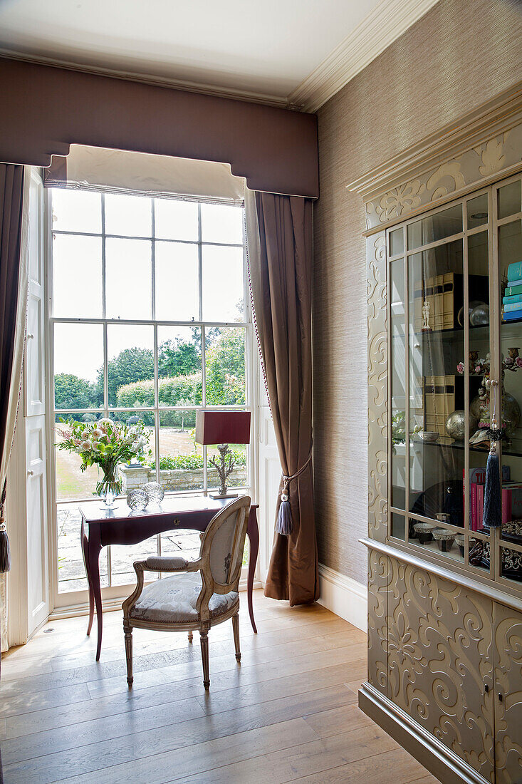Schreibtisch und Stuhl am Fenster eines freistehenden Landhauses in Sussex UK